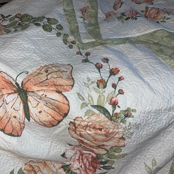 Beautiful queen spring/summer butterfly bedspread w/shames - Picture 2 of 4